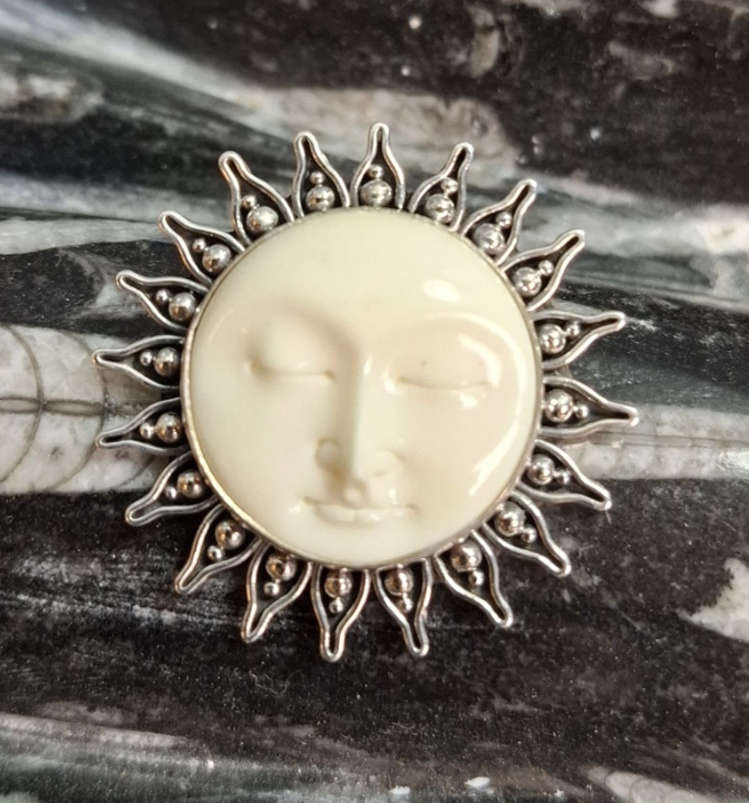 Sol  hänge i silver och Ben 
