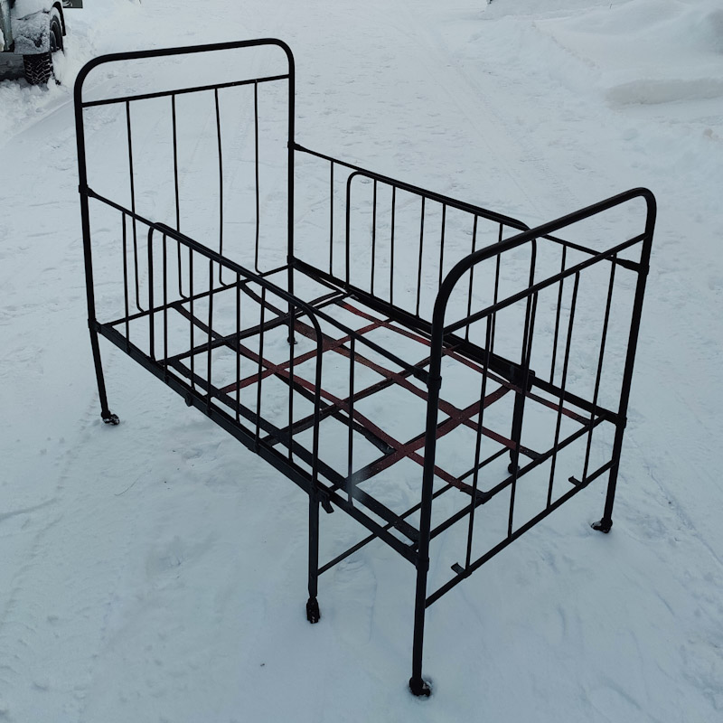 Utdragbar järnsäng från sekelskiftet