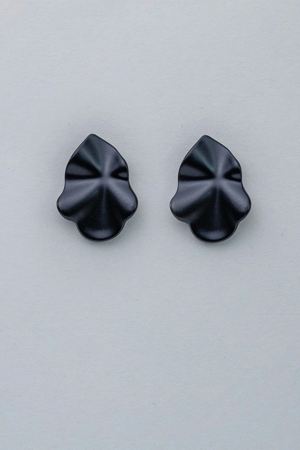 Bow 19 - Lip Earrings  Small Pearl Black