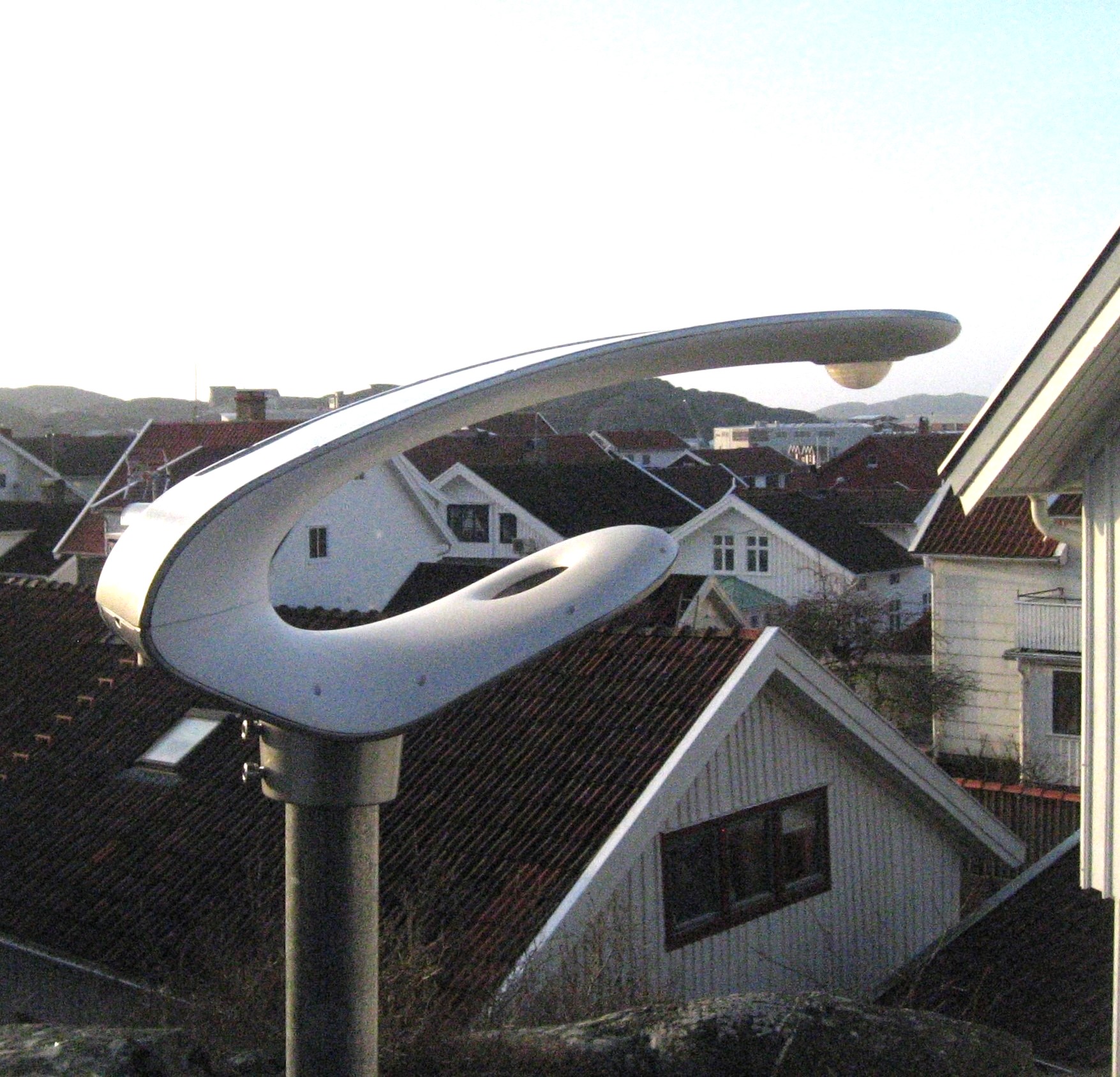 Stolparmatur/Stolpbelysning 20W  - 2000lm - solcellsdriven - rörelsevakt -  fjärrkontroll - 9