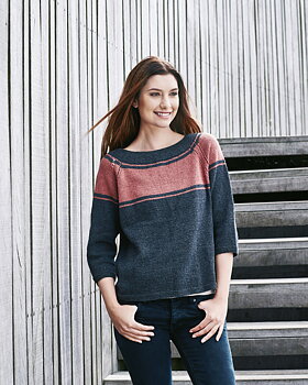 kvinna i jumper med bred rand i esther