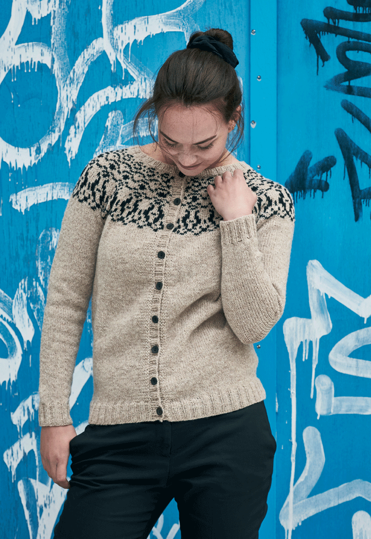 893702 Cardigan med mönstrat ok i Emma
