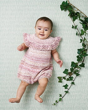 891317 Babybody med fin volang i Maja, 1-24 mån