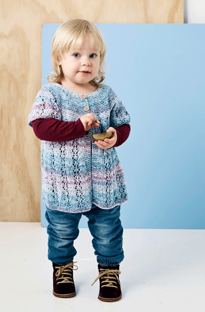 891326 Kortärmad flickkofta med runt ok i Maja 1-6 år