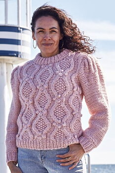 899406 Sweater med flätor och puffärmar i Betty