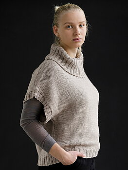 Väst med stor polokrage i no. 6