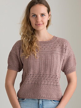 Stickad sommartopp T-shirt Anna i ljusblått Onion Fino garn, dansk design med hålmönster.
