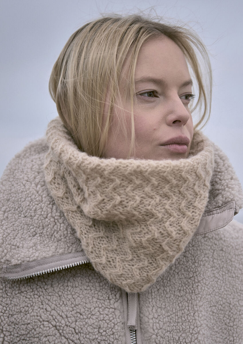 Shoal - stickmönster till tubsjal i Alpaca Haze från Rowan
