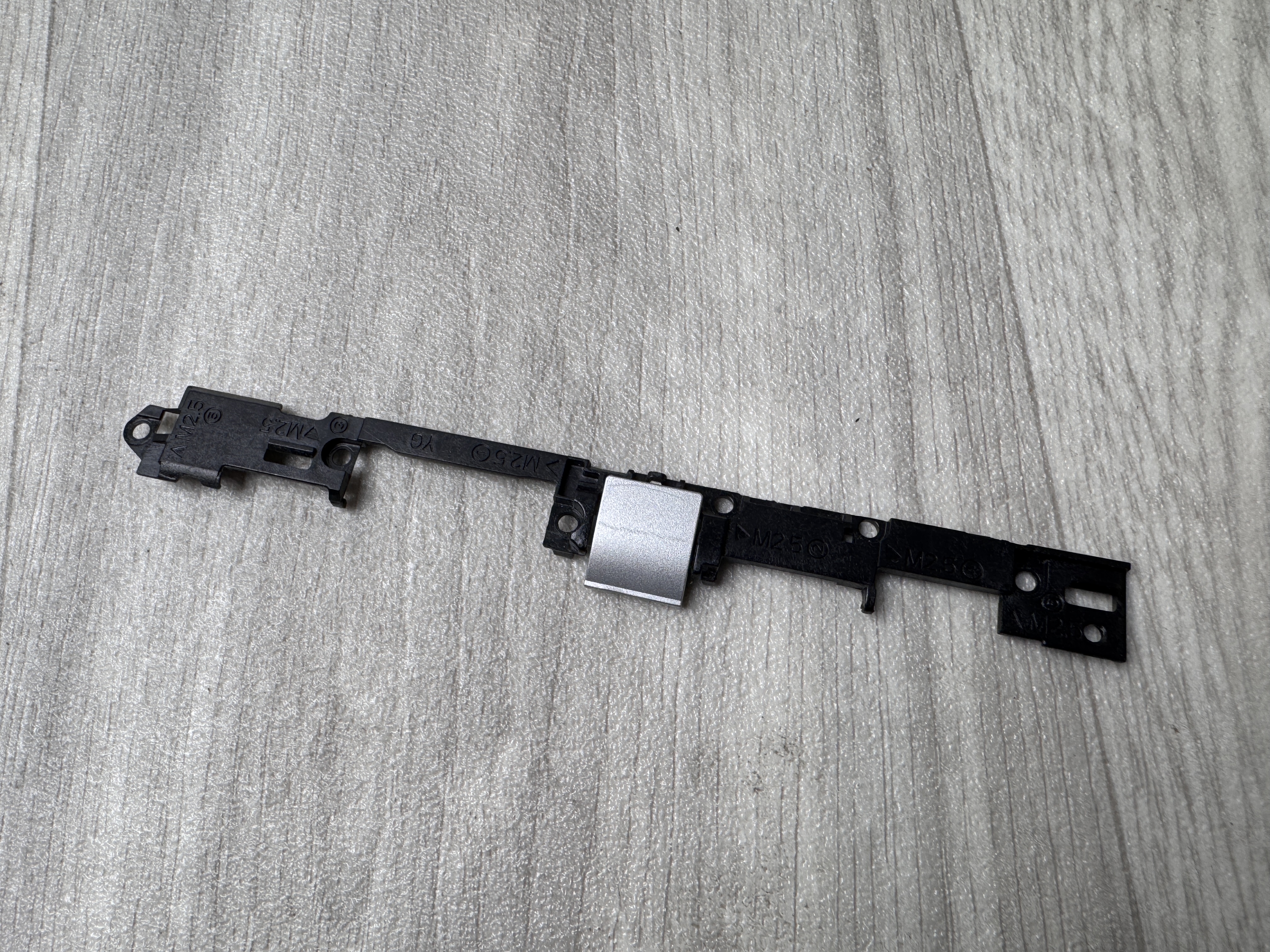 Plastdetalj till Chassi för HP EliteBook 745 G5 G6 840 G5 840 G6 Ethernet RJ45 LAN Network Port Cover