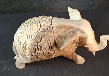 Hand snidad Elefant i Trä