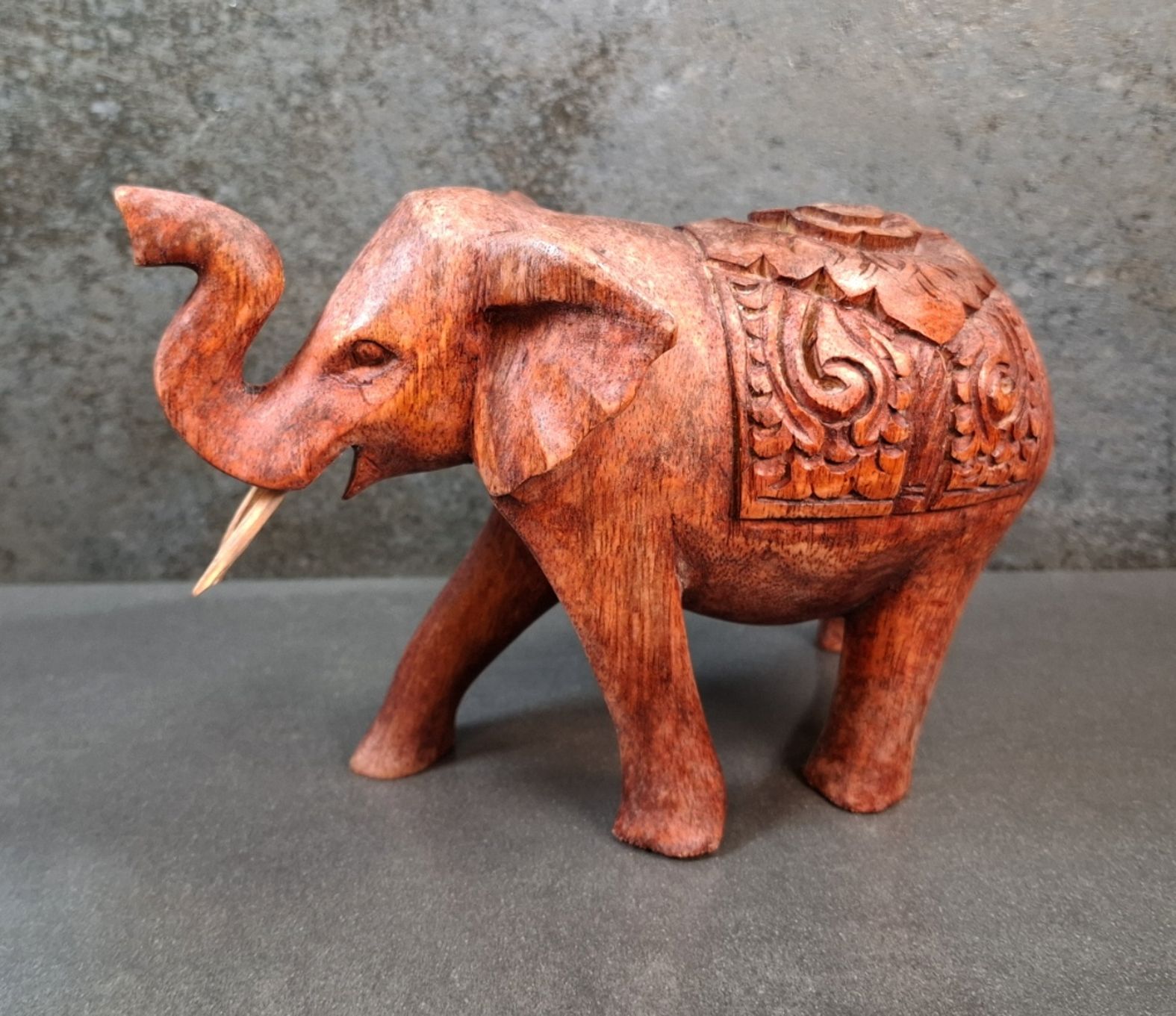Hand snidad Elefant i Trä