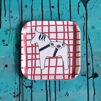 bricka/kakfat SWEDISH HORSEPOWER rödrutig 20x20 cm