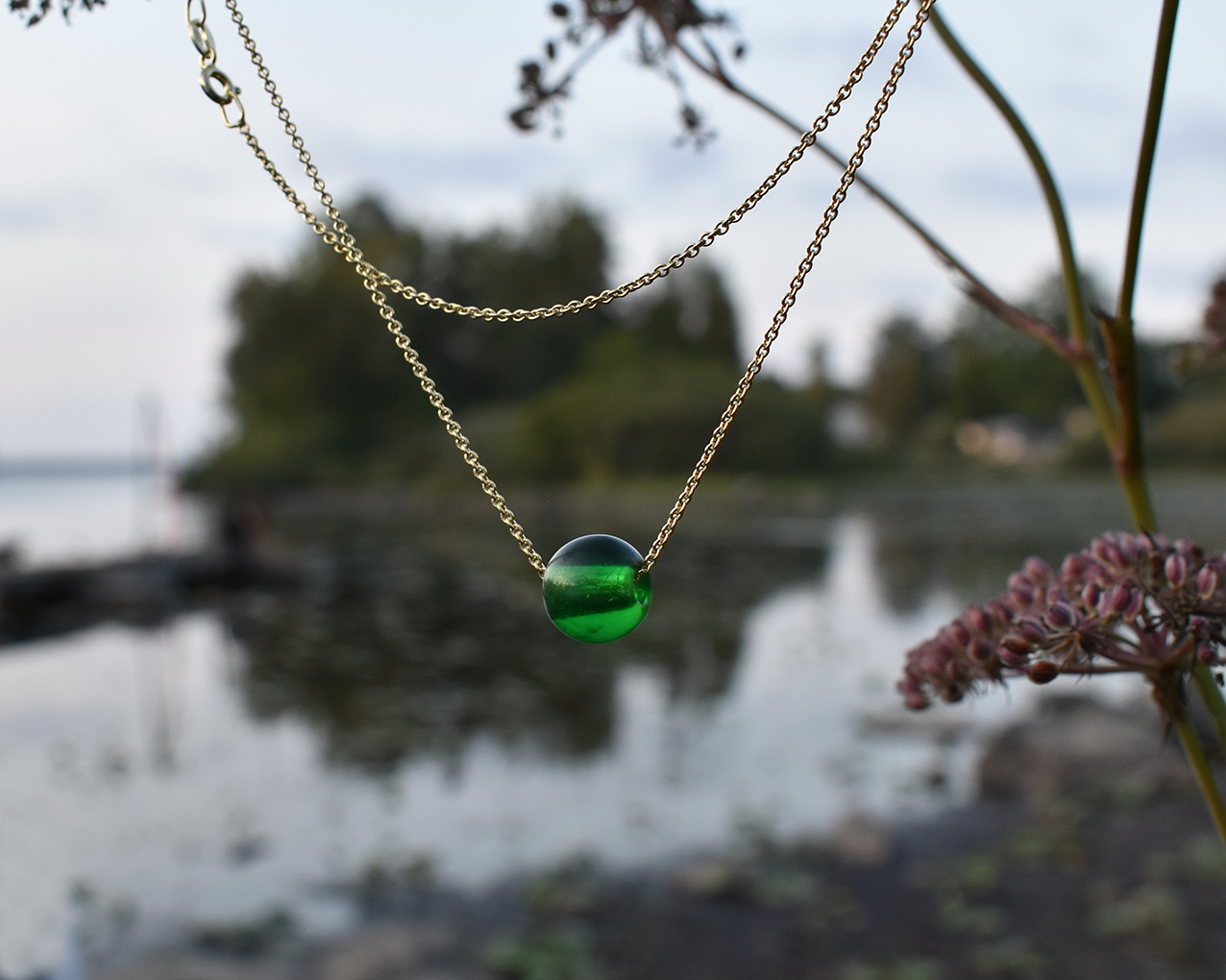 ÄLVANÄS GRAN - halsband i mörkgrönt guldpläterat