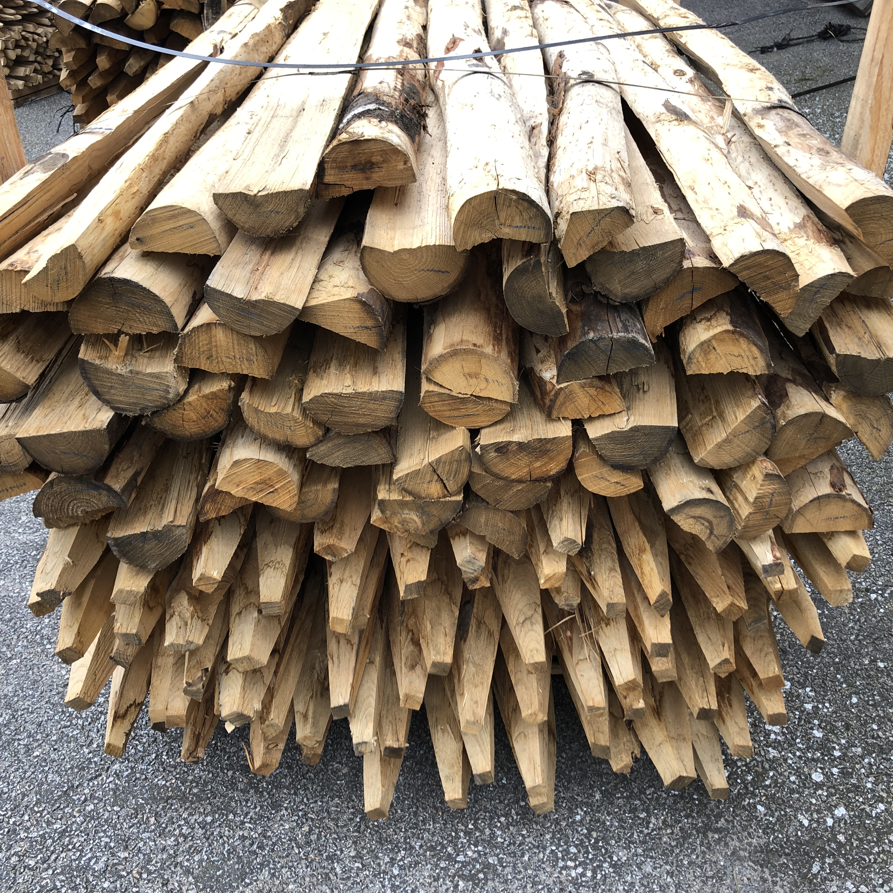 Kastanjestolpar längd 200 cm diam: 5/12, kluvna, skalade och spetsade