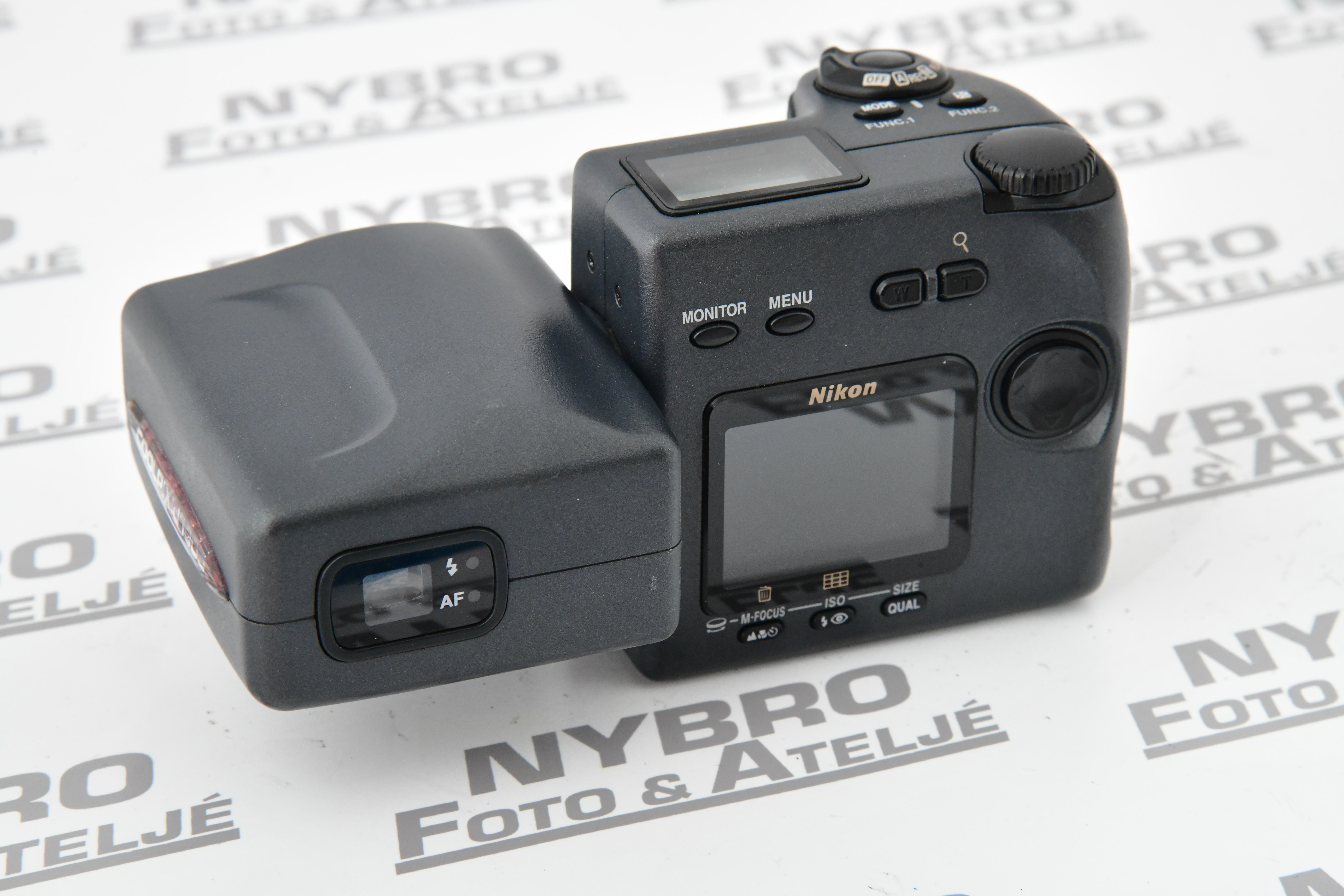 Nikon Coolpix 990 - 2
