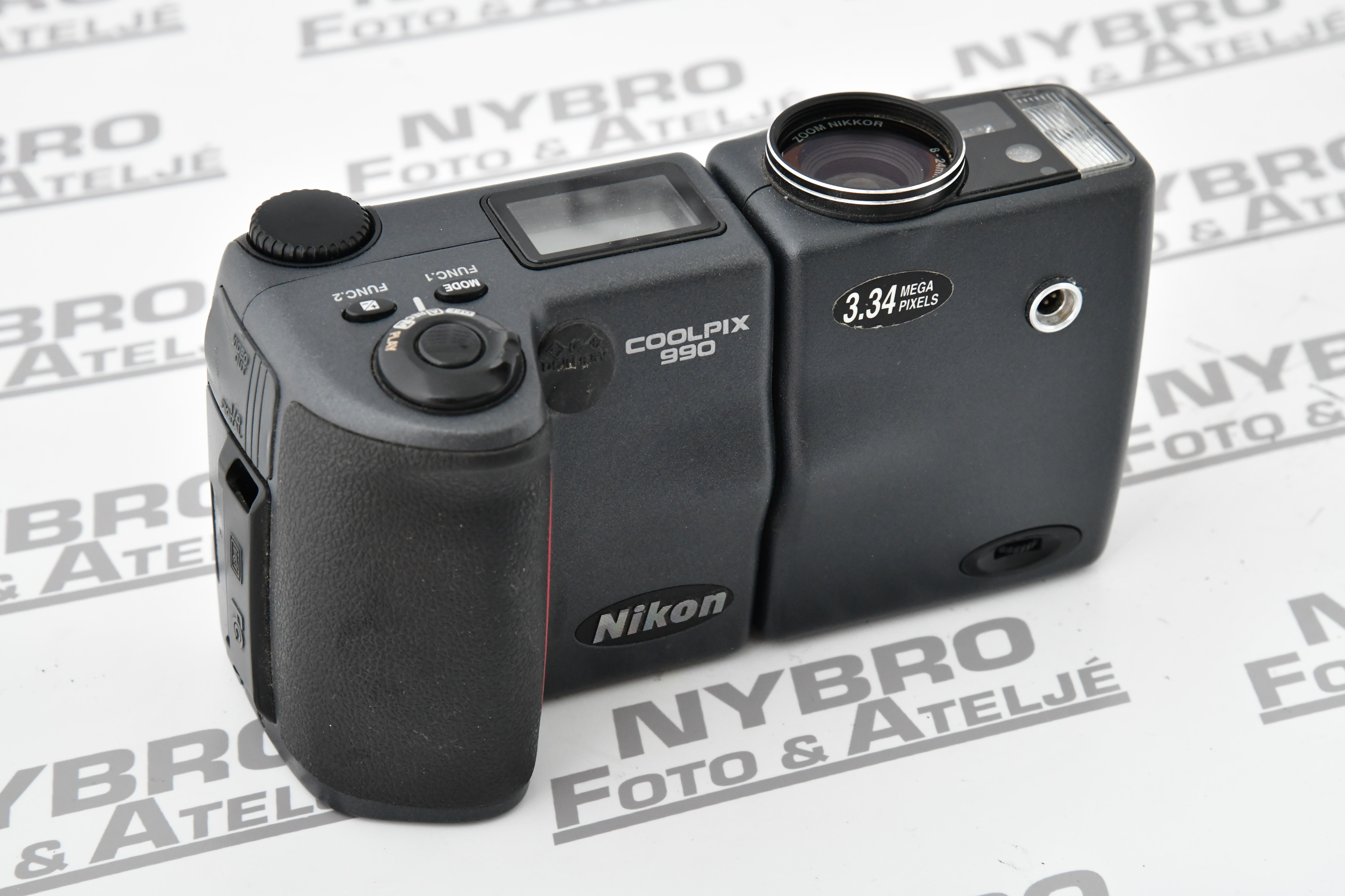 Nikon Coolpix 990 - 3