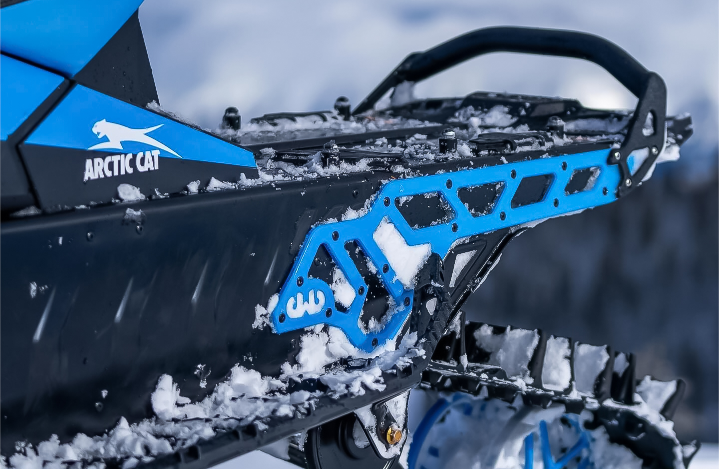 Backwoods BMP Bakbåge Arctic Cat Catalyst 146" Mountain - Sky Blå