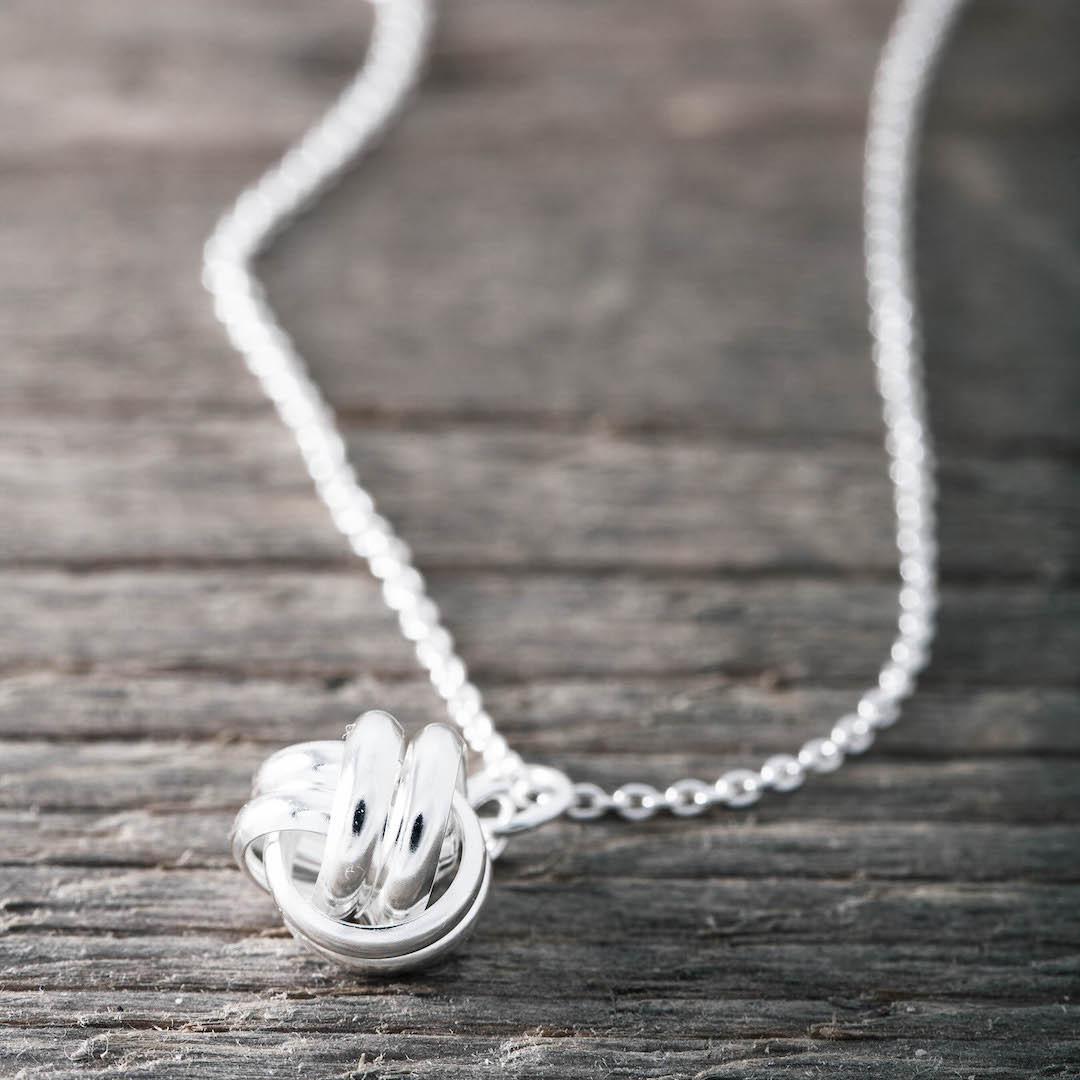 by Faith - Halsband silver rund kärleksknut 