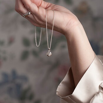 by Faith - Halsband silver rund kärleksknut 