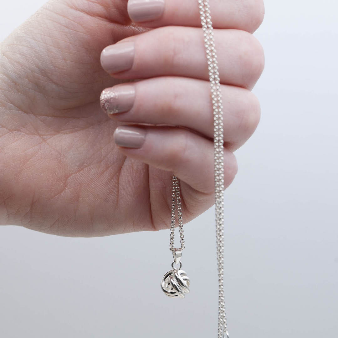by Faith - Halsband silver rund kärleksknut  - 3
