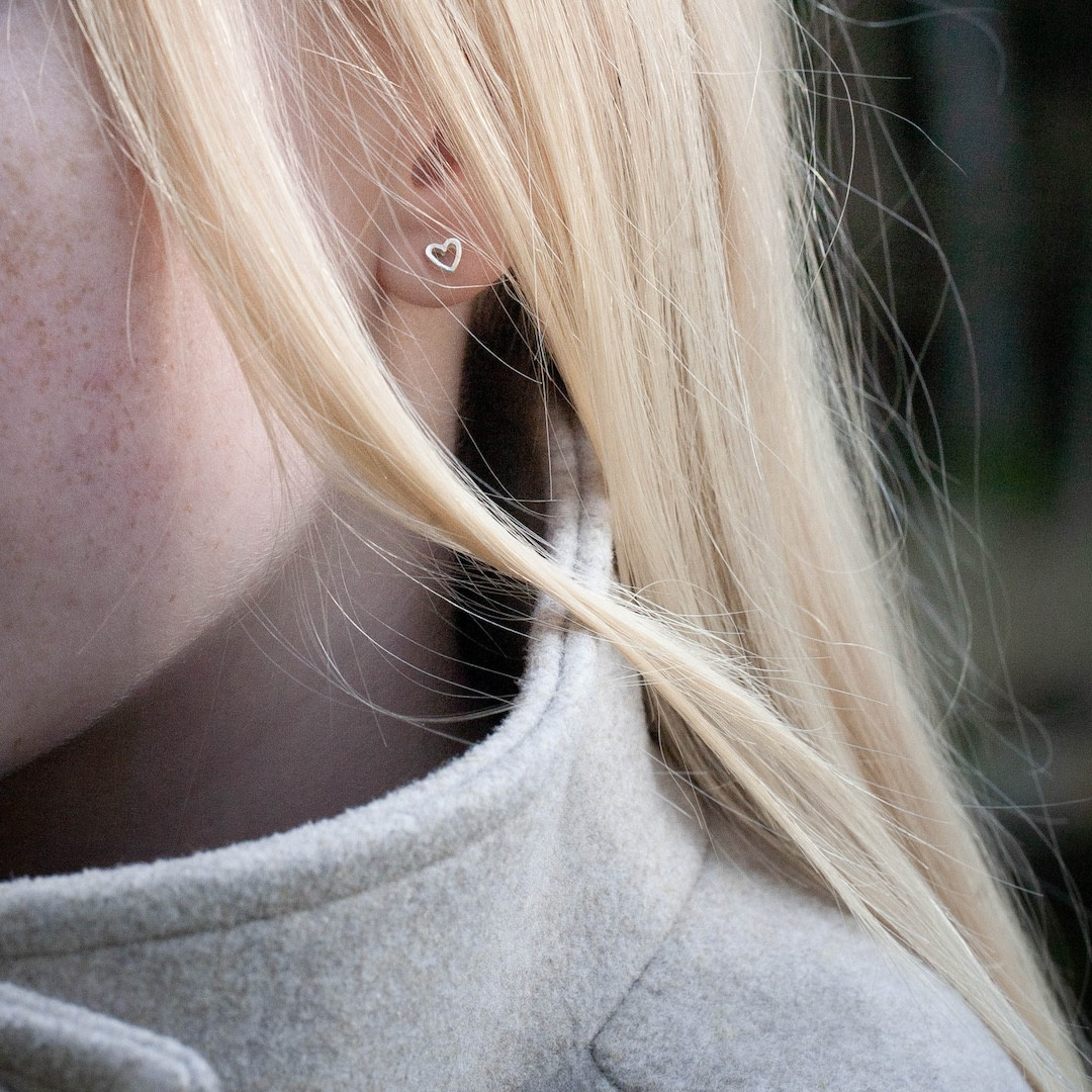 by Faith - Örhängen silver minihjärta  - 3