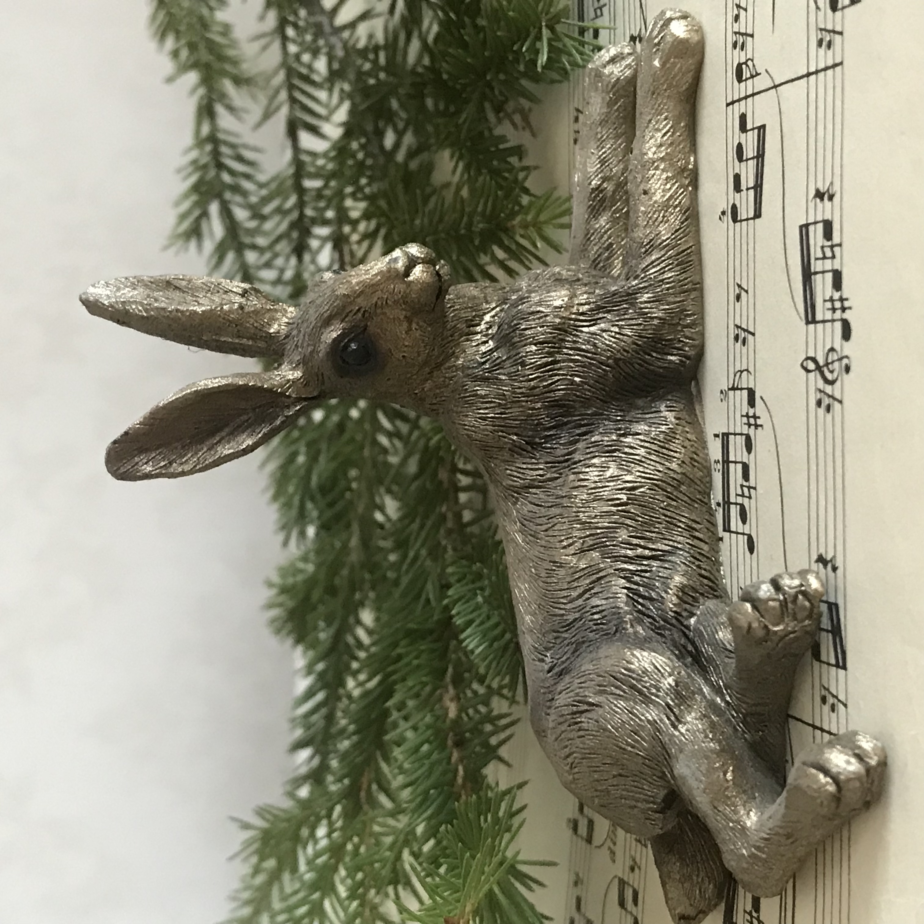 LIGGANDE GYLLENE HARE LITEN