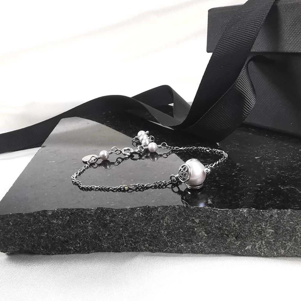 Yvone Christa Four Lace Pearl armband grå
