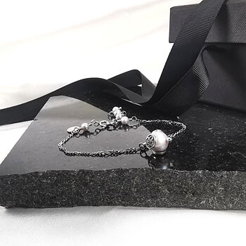 Yvone Christa Four Lace Pearl armband grå