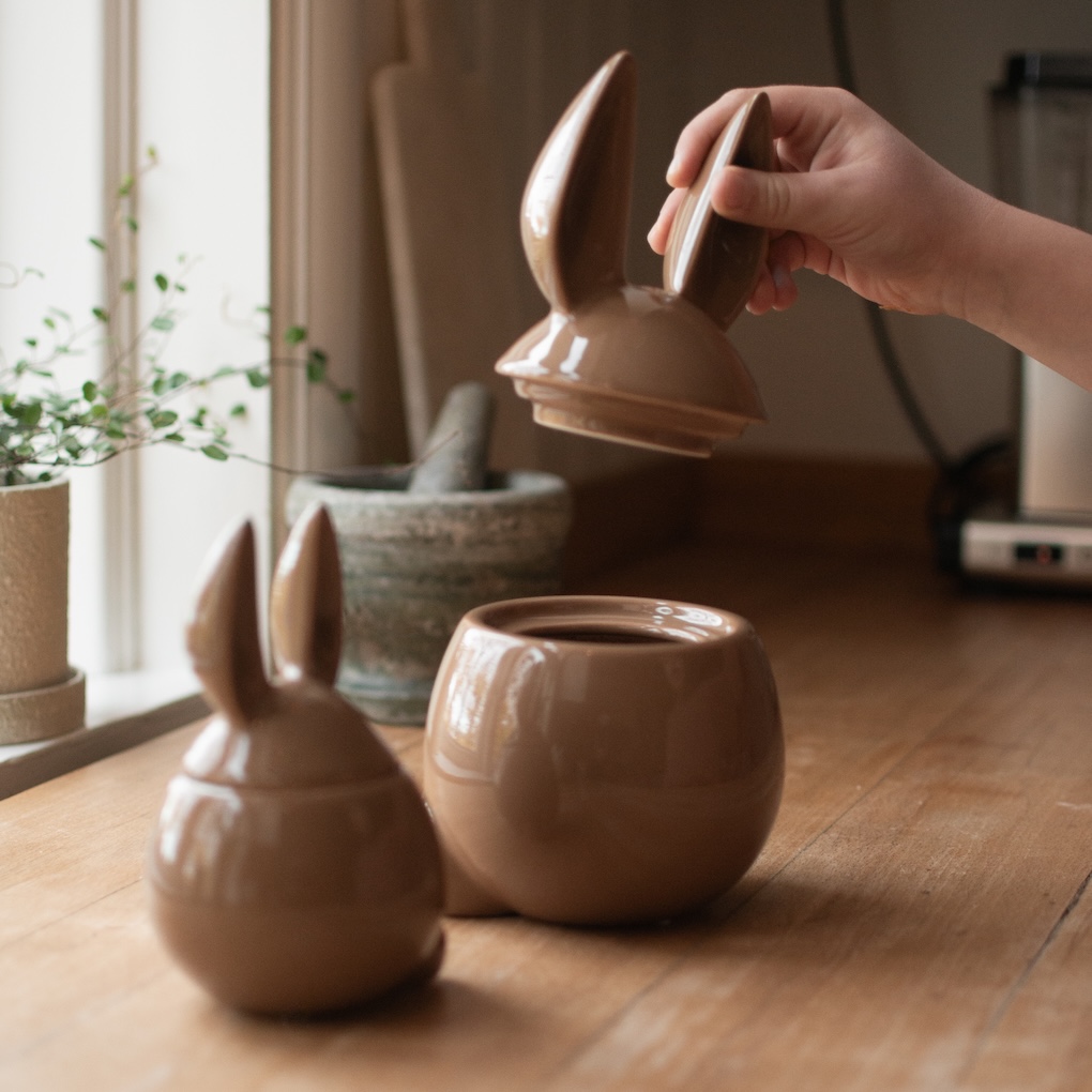 Eating Rabbit - Easter Egg - Bowl with Lid - Rabbit - Hare - Shiny Nougat - Large - DBKD
