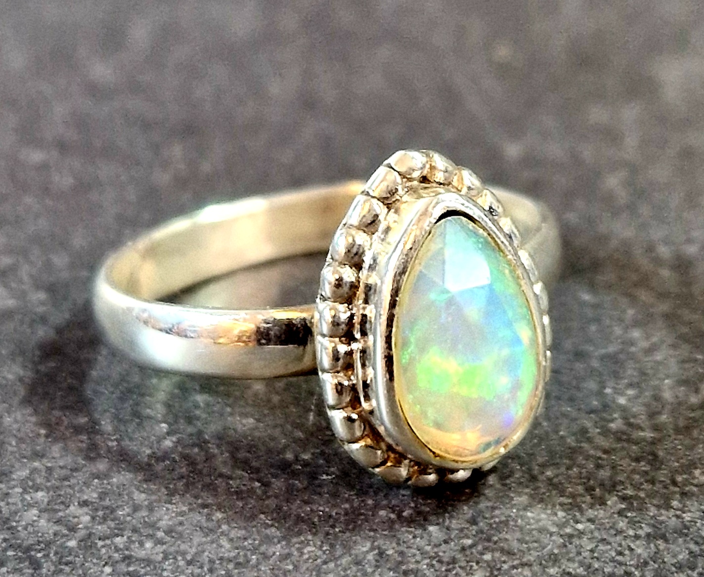 Stenring i Silver med fasetterad Opal Cabochon - Mandel