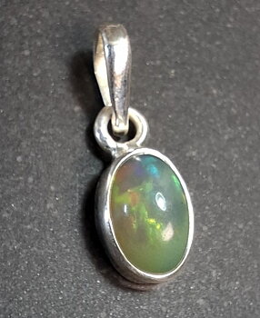 Hänge i Silver med Opal Cabochon