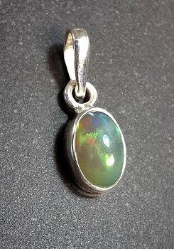 Hänge i Silver med Opal Cabochon