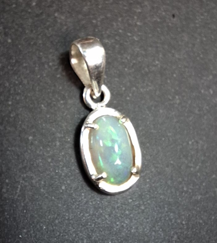 Hänge i Silver med Opal Cabochon