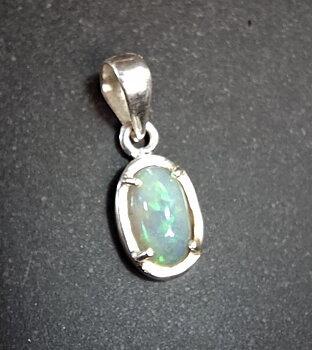 Hänge i Silver med Opal Cabochon
