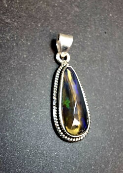 Hänge i Silver med fasetterad Opal