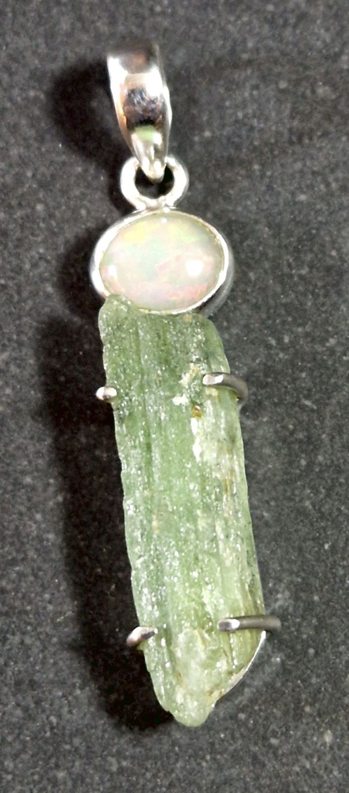 Hänge i Silver med Hiddenit  och Opal