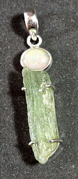 Hänge i Silver med Hiddenit  och Opal
