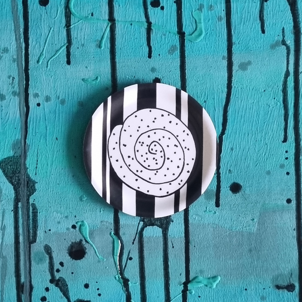 coaster/mini tray FIKA CINNAMON BUN  black 11 cm