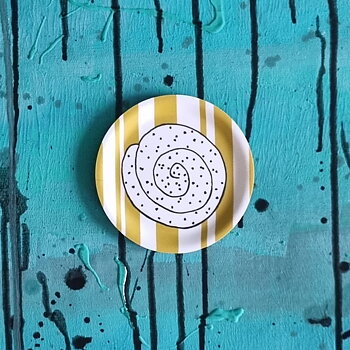 glasunderlägg/minibricka FIKA CINNAMON BUN | KANELBULLE gul 11 cm