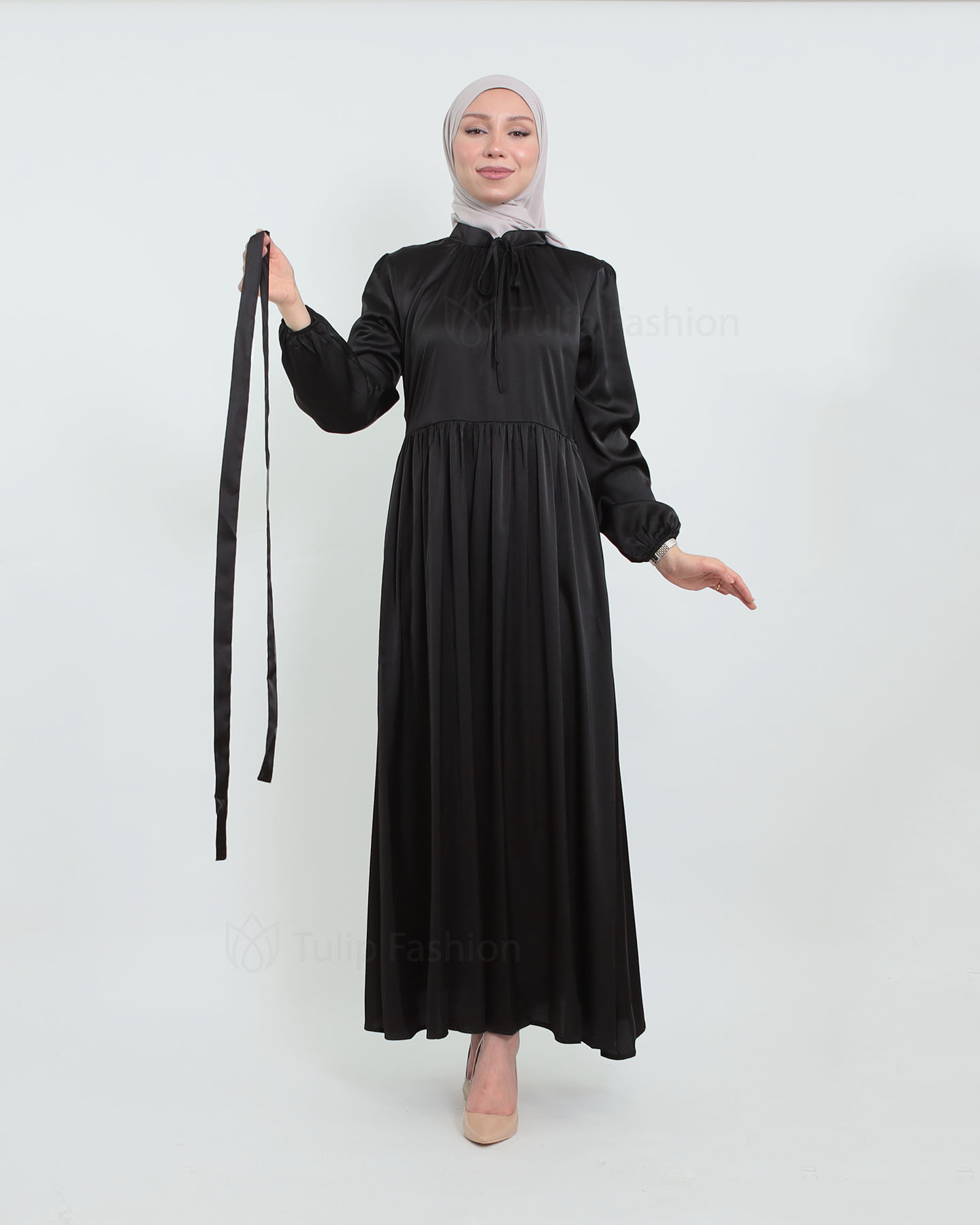 Maxi Dress in Satin - Black - 2