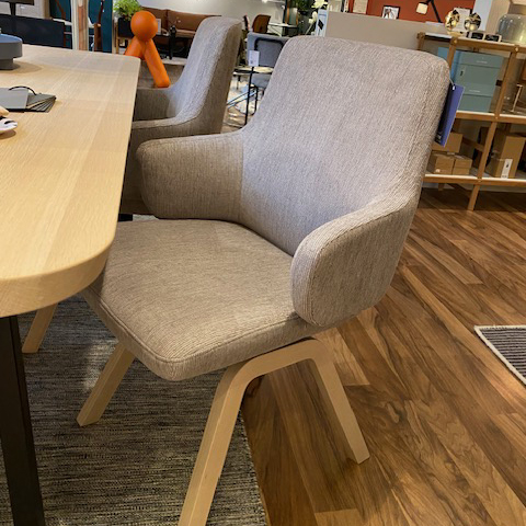 Vanilla Karmstol Håg Tyg Jasmine (finns 4st) - Designfynd/Skyltex* - Stressless®
