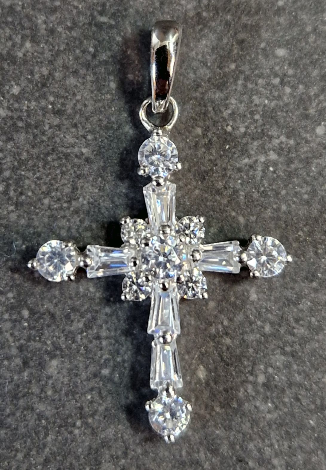 Kors med Zirkon detaljer - Hänge i Silver