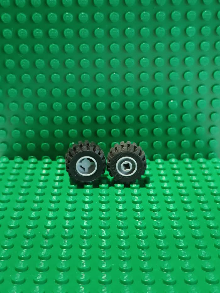 LEGO tires 6014b gray with 6015 offset tread rims 4pcs (begagnade)