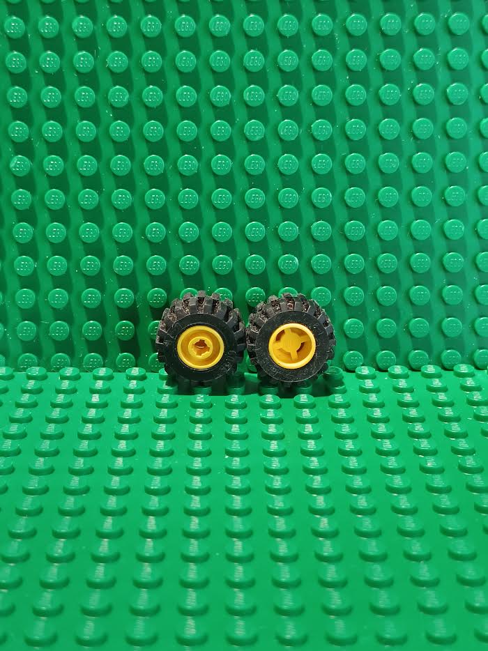 LEGO Tires 6014b yellow with 6015 offset tread rims 4pcs (begagnade)
