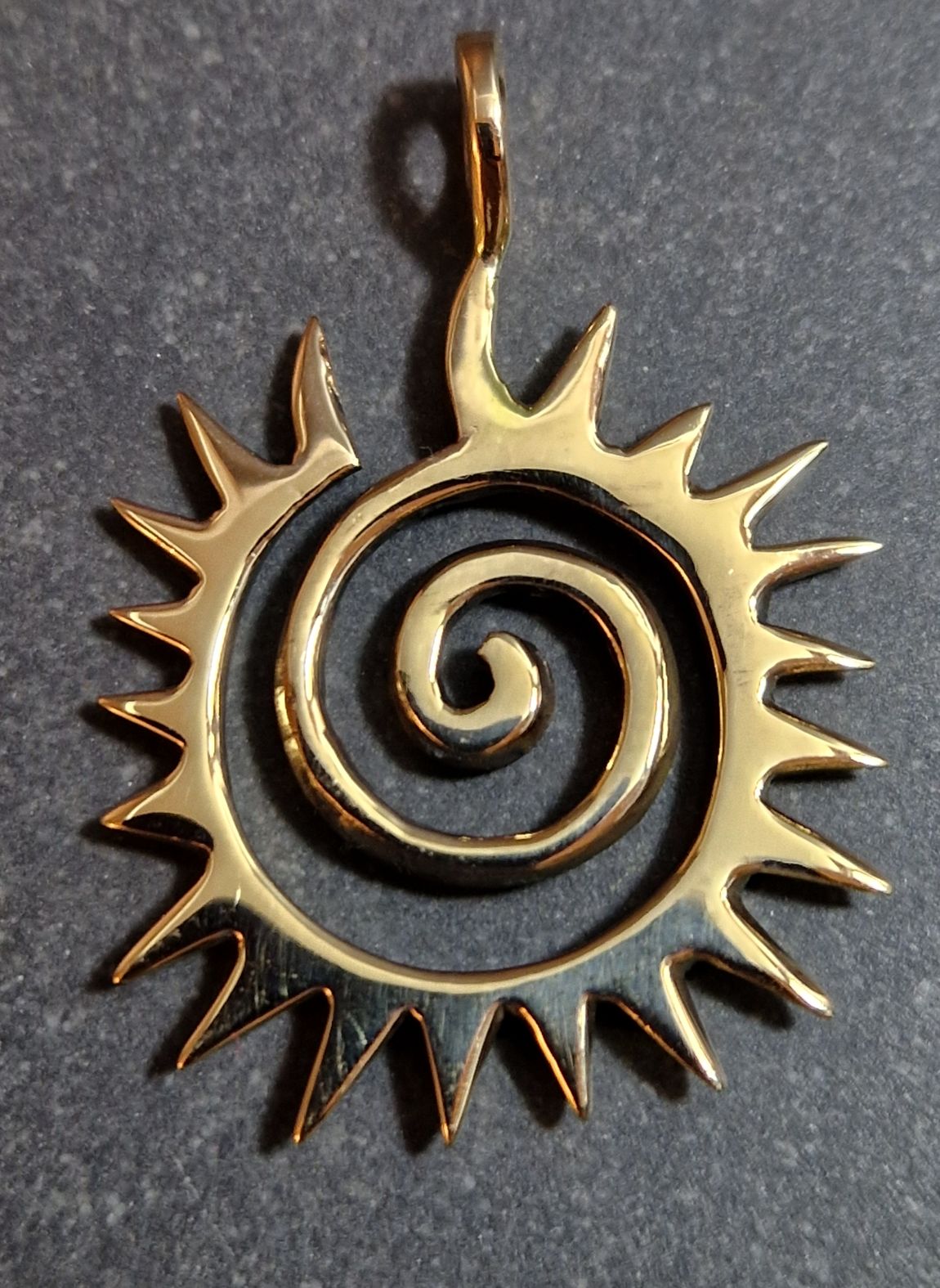 Sol med Spiral - Hänge i Brons