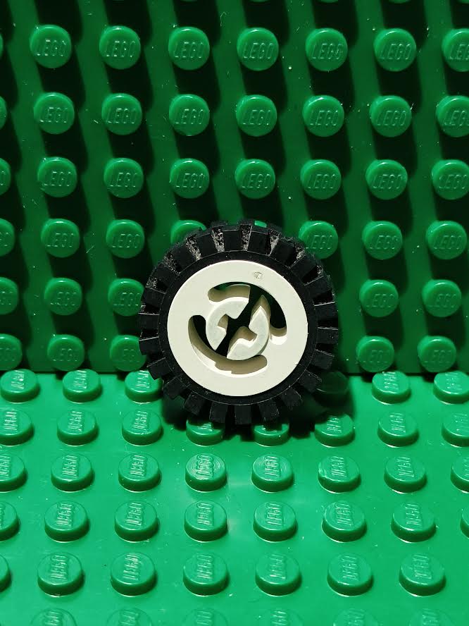 LEGO 3482 White tires with 3483 rims 4pcs (käytetty)