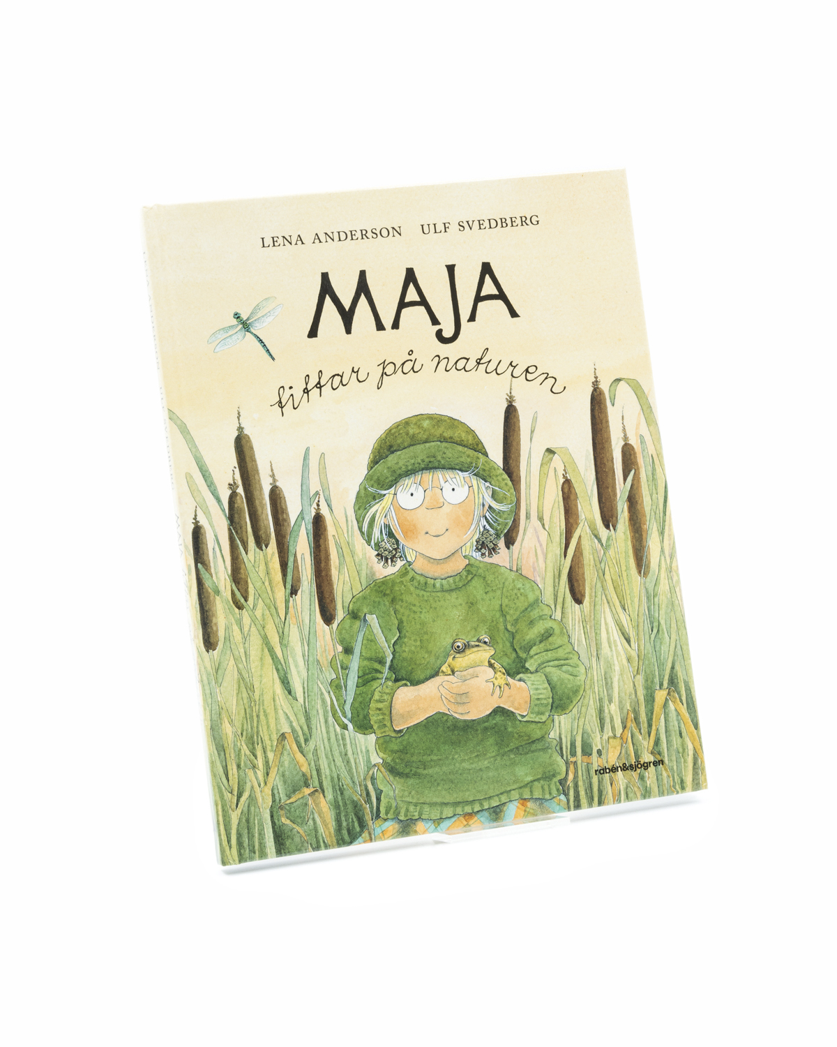 Maja tittar på naturen