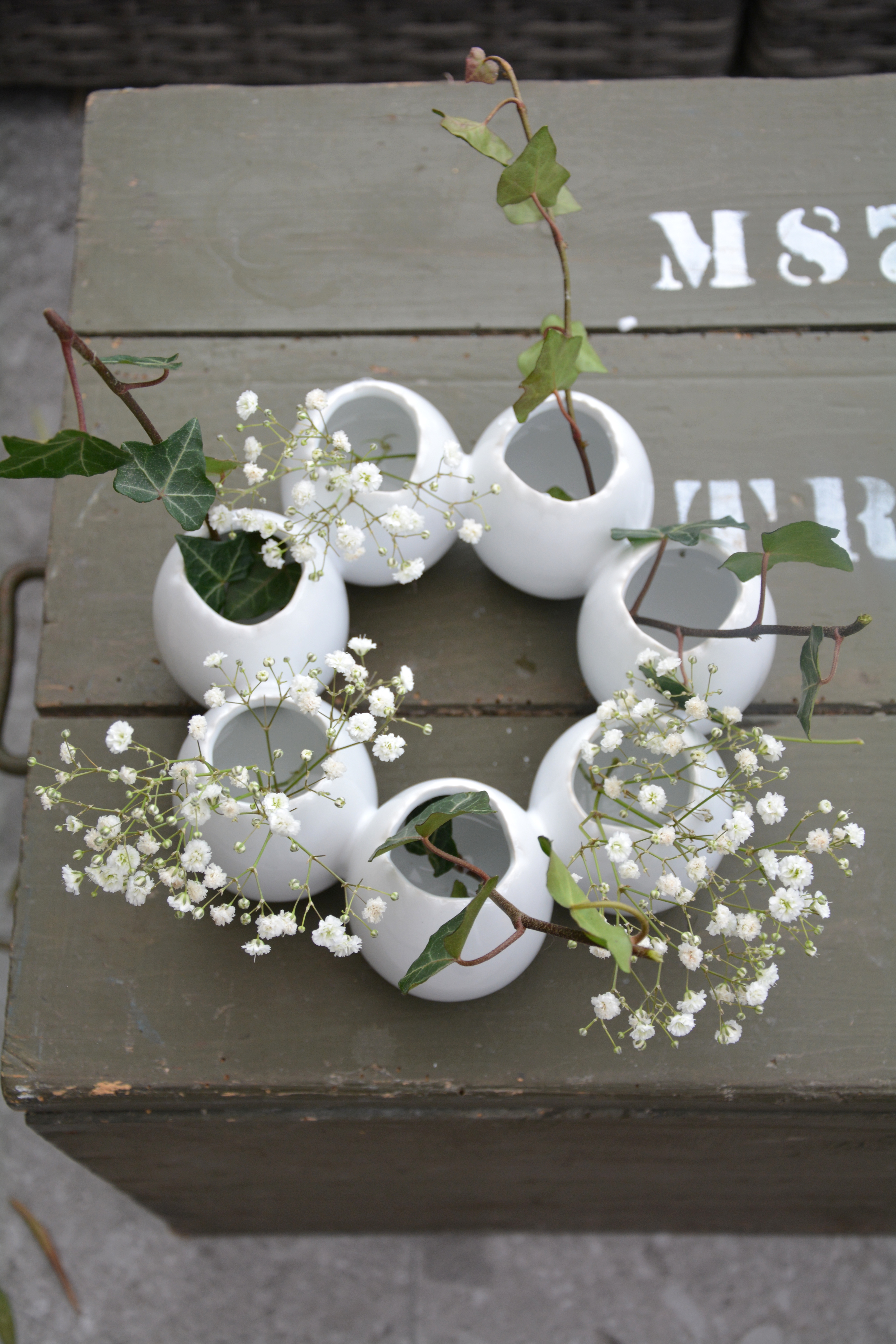 Vas / kruka ägg cirkel 7 st ägg. Äggskal i stengods 19,5 cm - 3