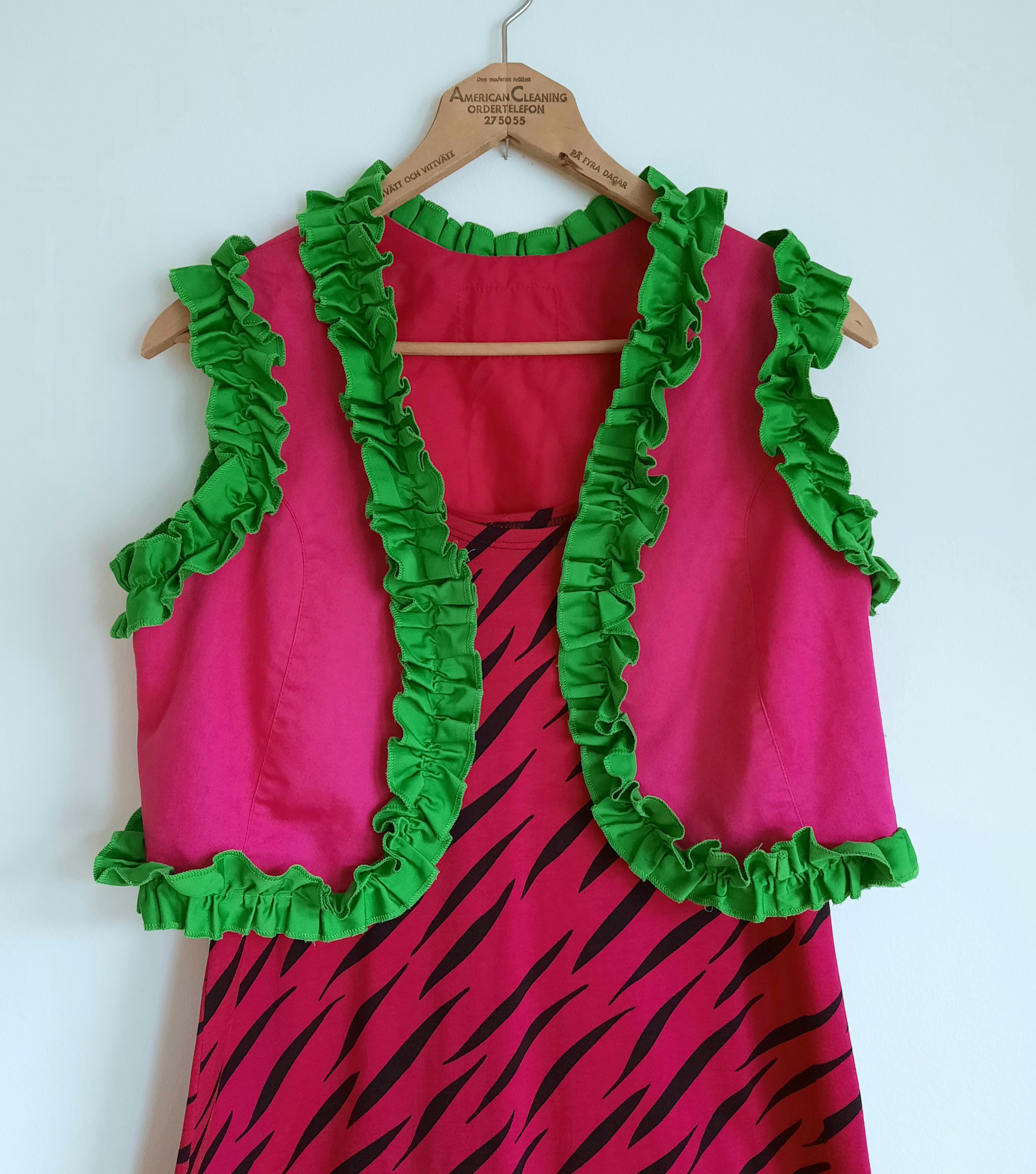 Cerise väst med gröna krås-volang-kanter (defekt)  storlek S, Vintage 