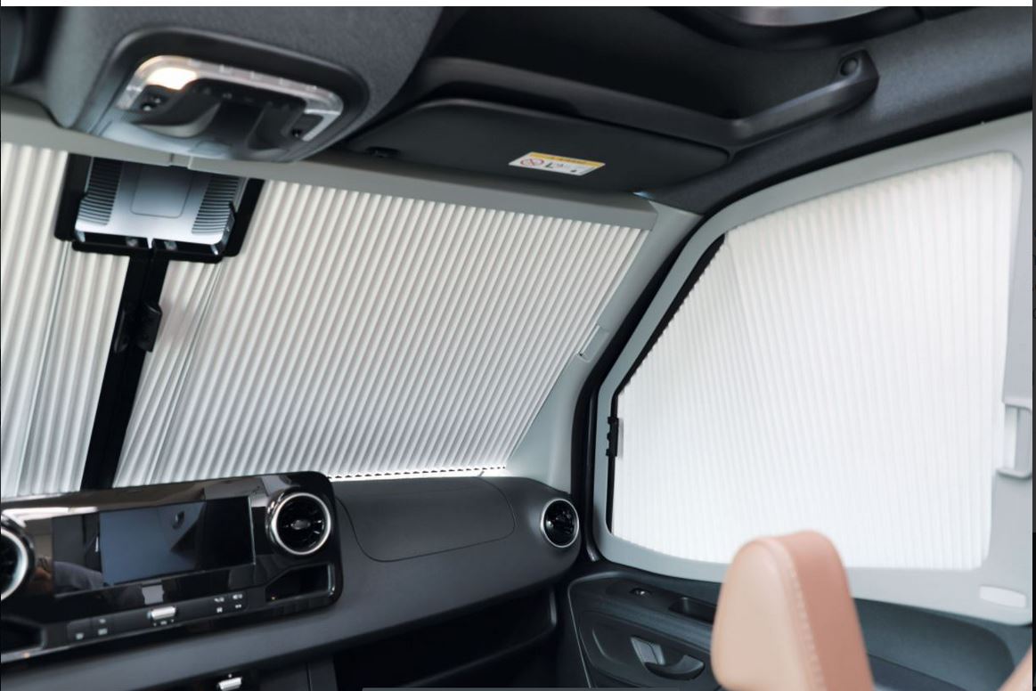 Invändig Mörkläggningsgardiner Gardin Remi front IV till Mercedes Sprinter Husbil 2019>. För bilar med stor sensor och instegshandtag